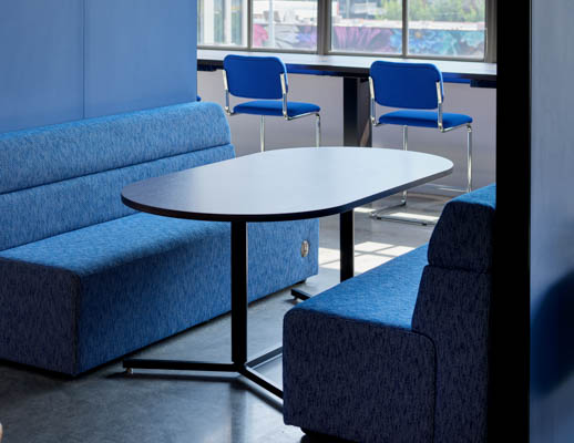 k.lounge Dividends Skyline Y-Base Tables Florence Knoll Sofa Cesca Stools