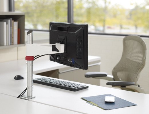 Dividends Skyline open plan workstation with a shared overhead